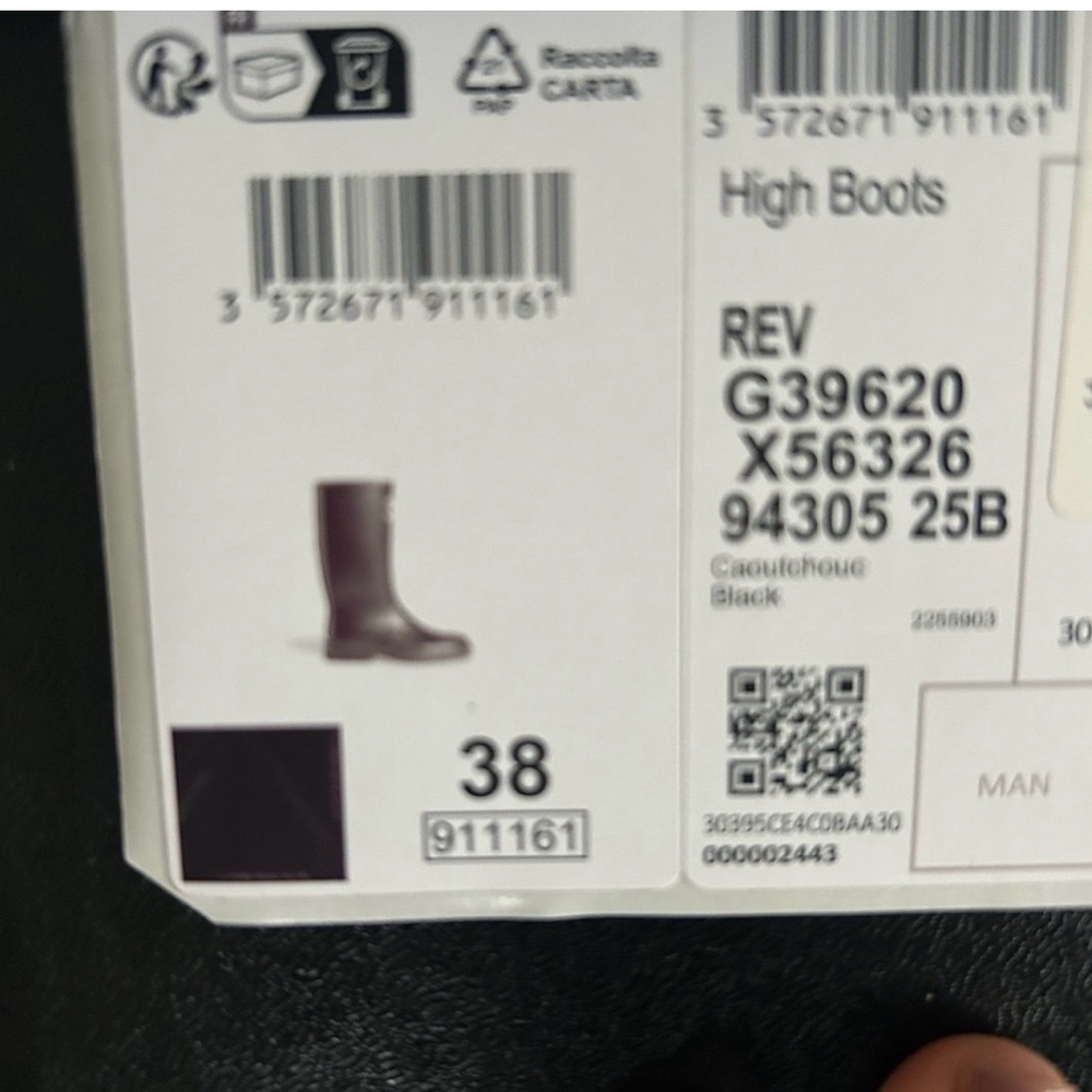 CHANEL Black Logo Detail - Picture 4 of 4